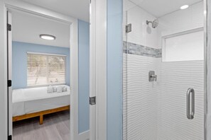 Badewanne, Haartrockner, Handtücher