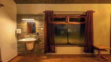 Dusj, hårføner, håndklær og såpe