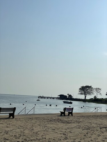 ⚓️Perfect Summer Oasis with nautical touches….. 59 steps to private beach ⛱