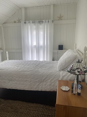 4 bedrooms, desk, free WiFi - ⚓️Perfect Summer Oasis with nautical touches….. 59 steps to private beach ⛱ (Old Saybrook)