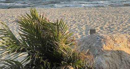 ⚓️Perfect Summer Oasis with nautical touches….. 59 steps to private beach ⛱