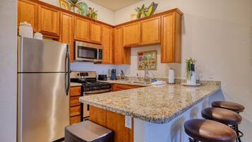 Geladeira, micro-ondas, cooktop, lava-louças