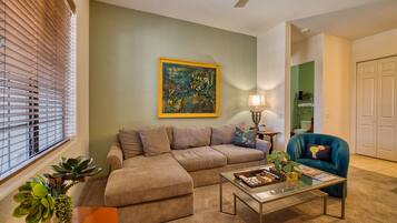 TV de tela plana, lareira, escritórios