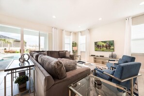 House, 5 Bedrooms | Living room