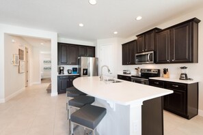 House, 5 Bedrooms | Private kitchen