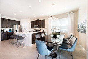 House, 5 Bedrooms | Dining