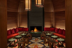 3 bars/lounges, cocktail bar, rooftop bar, lobby lounge - The Reykjavik EDITION (Reykjavik)