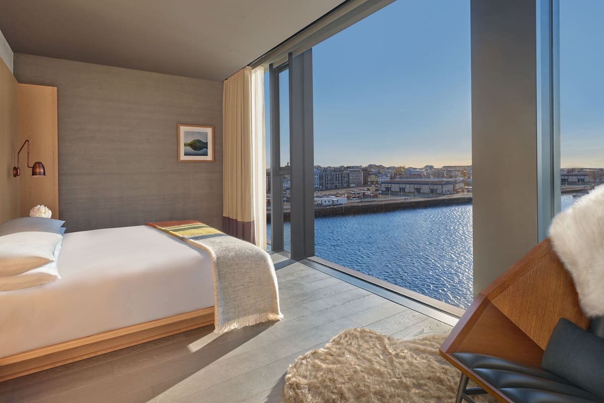 penthouse, 1 bedroom, corner | 1 bedroom, hypo-allergenic bedding, minibar, in-room safe