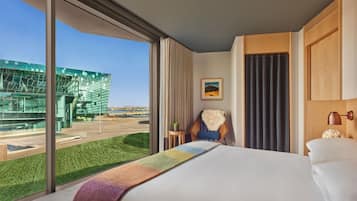 Deluxe Room, 1 King Bed, Non Smoking | 1 bedroom, hypo-allergenic bedding, minibar, in-room safe