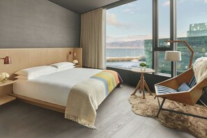 Suíte luxo, 1 quarto | Roupas de cama antialérgicas, frigobar, cofres nos quartos