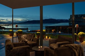 3 bares, bar de cocktails, bar en la azotea, salón en el lobby