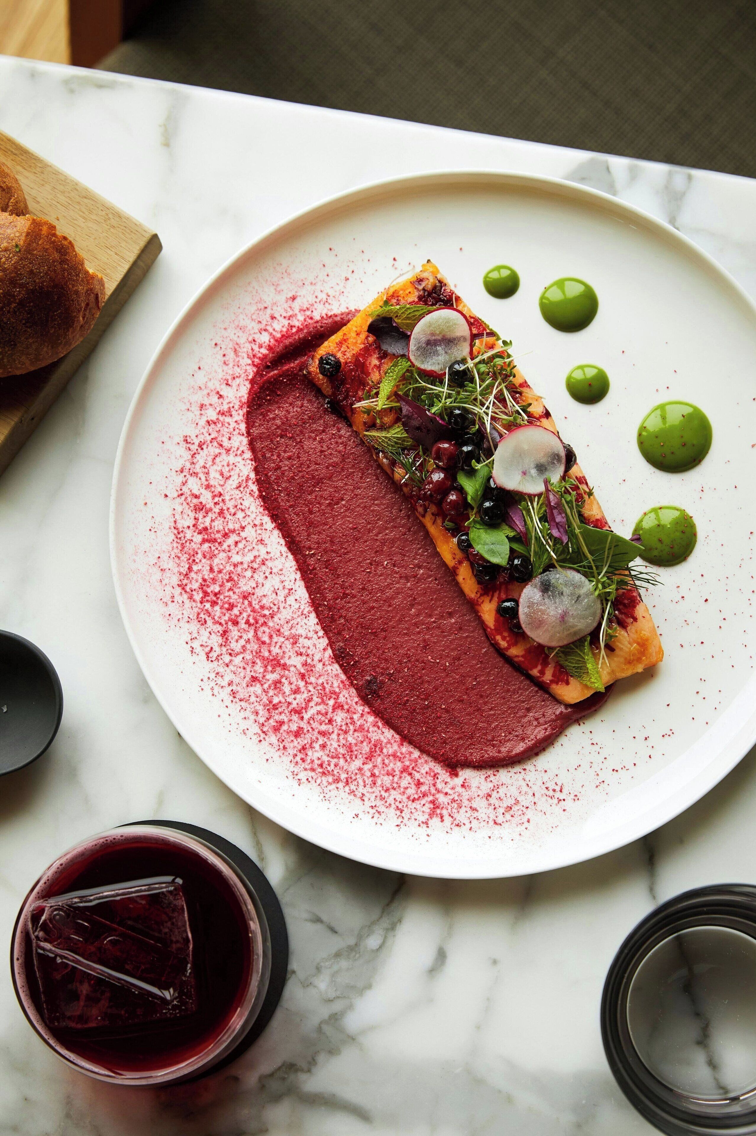 Une assiette contenant un plat, un bol et une tasse, le tout posé sur une surface en marbre.