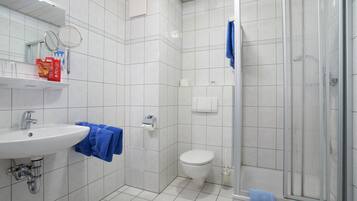 Dusche, Haartrockner, Handtücher