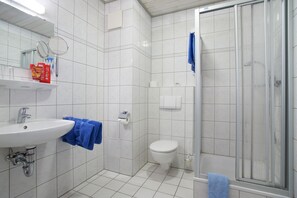 Shower, hair dryer, towels - Pension Martinus (Neustadt an der Donau)