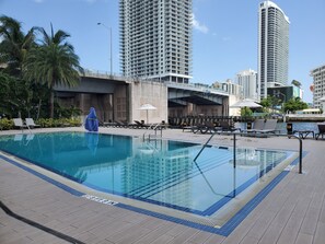 Een buitenzwembad, een verwarmd zwembad