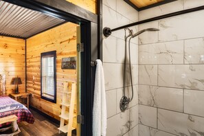 6 habitaciones, escritorio y tabla de planchar con plancha 