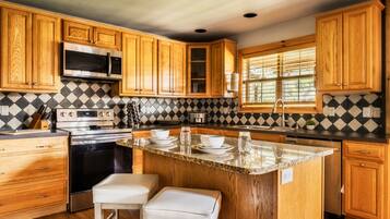 Geladeira, micro-ondas, fogão, cooktop