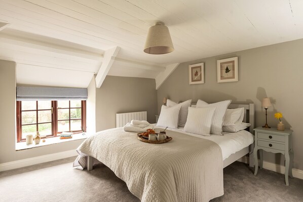 2 عدّة غرف نوم وبديكورات فريدة لكل غرفة وطراز فريد لكل وحدة