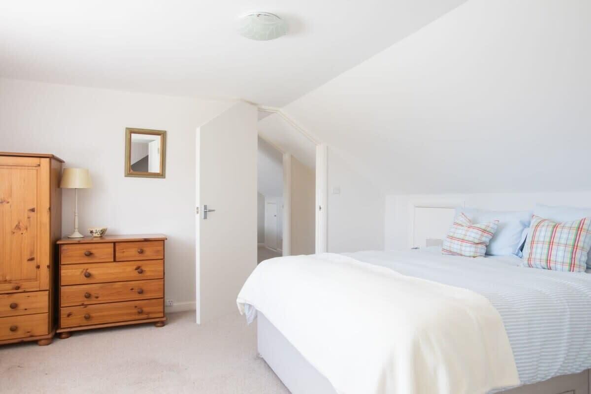 4 bedrooms, iron/ironing board, travel cot, WiFi