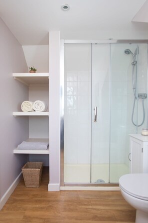 Bathtub, towels