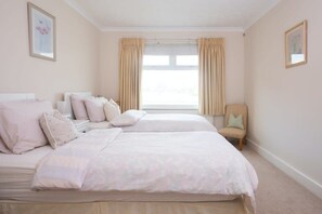 4 chambres, fer et planche à repasser, lit de bébé portatif, Wi-Fi