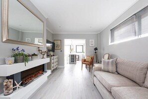 Fernseher, Kamin, DVD-Player, Arbeitsbereiche