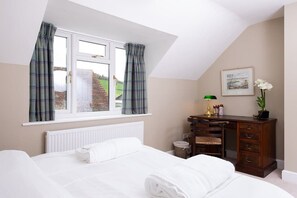 2 bedrooms, desk, iron/ironing board, travel cot