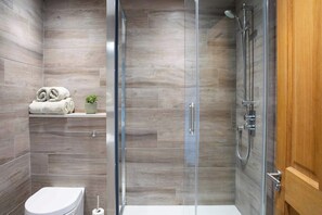 Bathtub, towels - Charming Cottage for 10 in Heart of South Downs (Eartham)