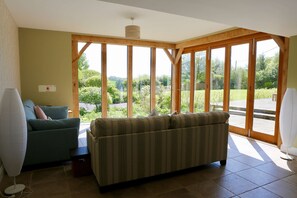 Téléviseur, foyer, table de baby-foot, bureau