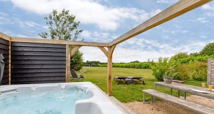Rural Lodge Retreat with Hot Tub