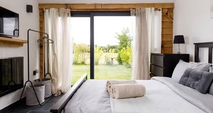 Rural Lodge Retreat with Hot Tub