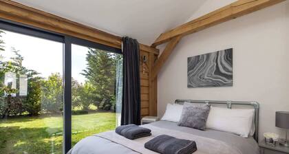 Rural Lodge Retreat with Hot Tub