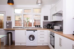 Een koelkast, een magnetron, een oven, een kookplaat