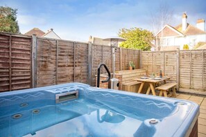 Outdoor dining - Spacious House for 10 with Hot Tub Nr Beach (Bognor Regis)