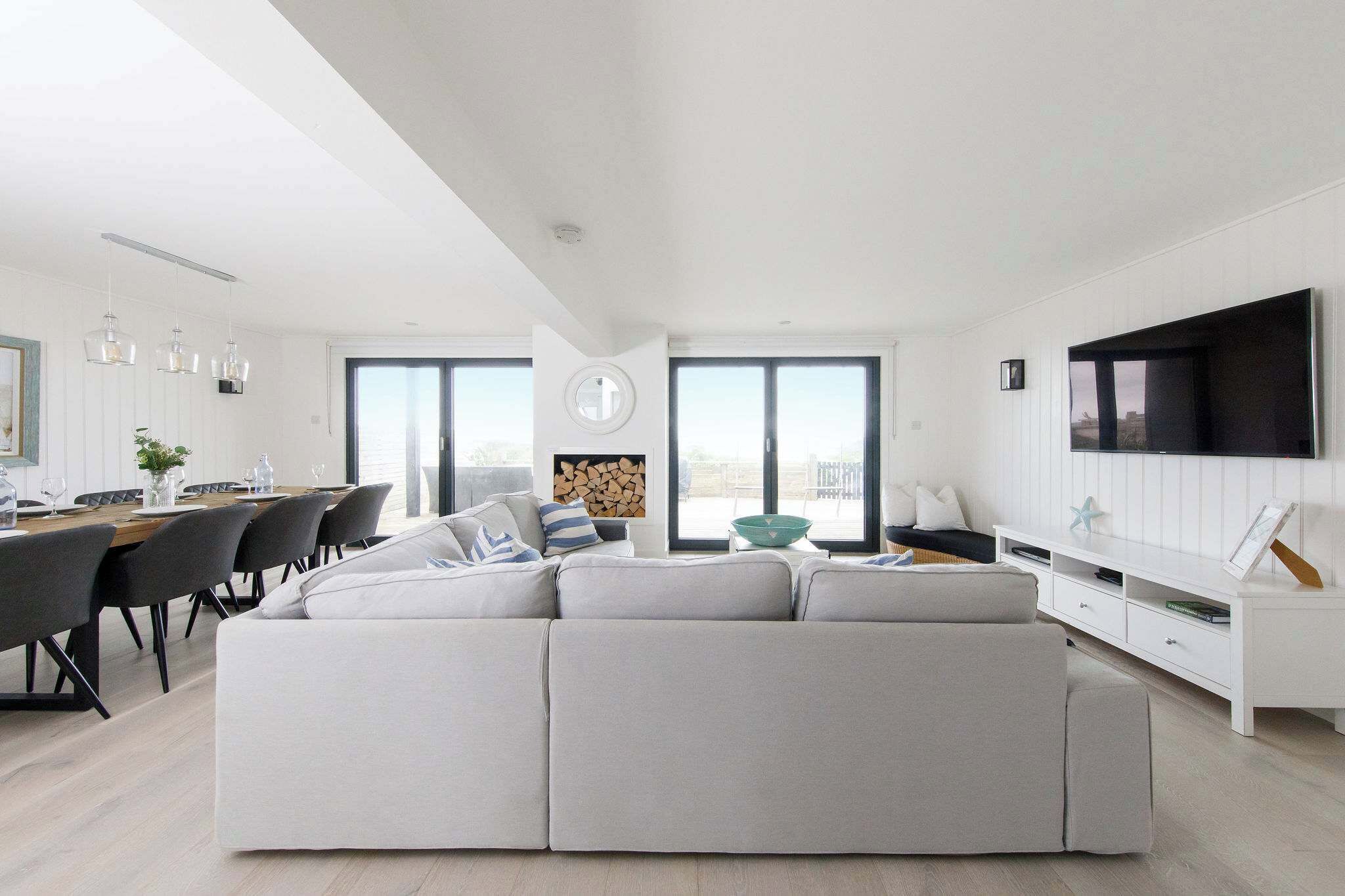 Télévision, lecteur de DVD, baby-foot, espaces bureaux