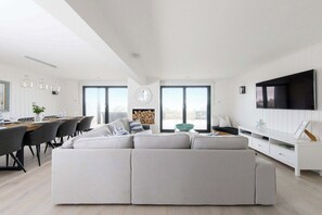 Télévision, lecteur de DVD, baby-foot, espaces bureaux