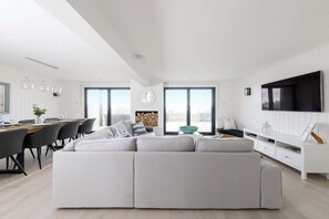 Televisión, reproductor de DVD, futbolito y oficina 