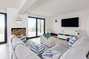 Télévision, lecteur de DVD, baby-foot, espaces bureaux