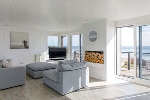 TV, DVD player, books, offices - Luxury Seaside Retreat with Indoor Pool & Sauna (Bracklesham Bay)
