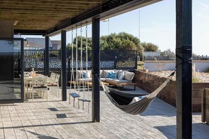 Outdoor dining - Luxury Seaside Retreat with Indoor Pool & Sauna (Bracklesham Bay)