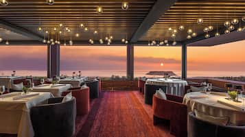 5 restaurants, breakfast, lunch, dinner served; Italian cuisine