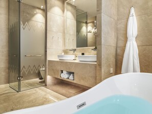 Cap Thalassa Room | Banheiro | Banheira e chuveiro separados, produtos de toalete grátis