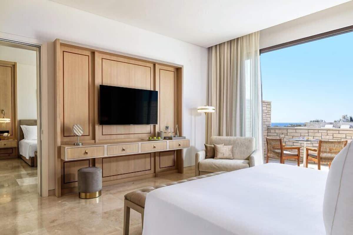 Residence Room | Minibar, in-room safe, desk, soundproofing