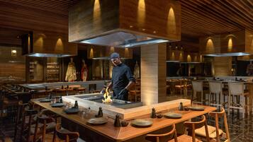5 restaurants; breakfast, lunch, and dinner served