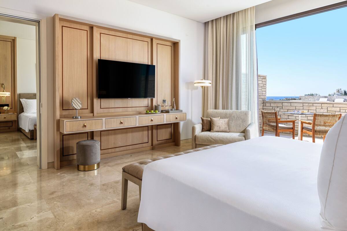Cap Family Suite | Minibar, in-room safe, desk, soundproofing