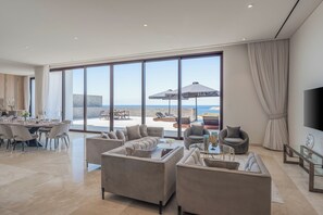 Presidential-suite | Minibar, pengeskab på værelset, skrivebord, lydisolering