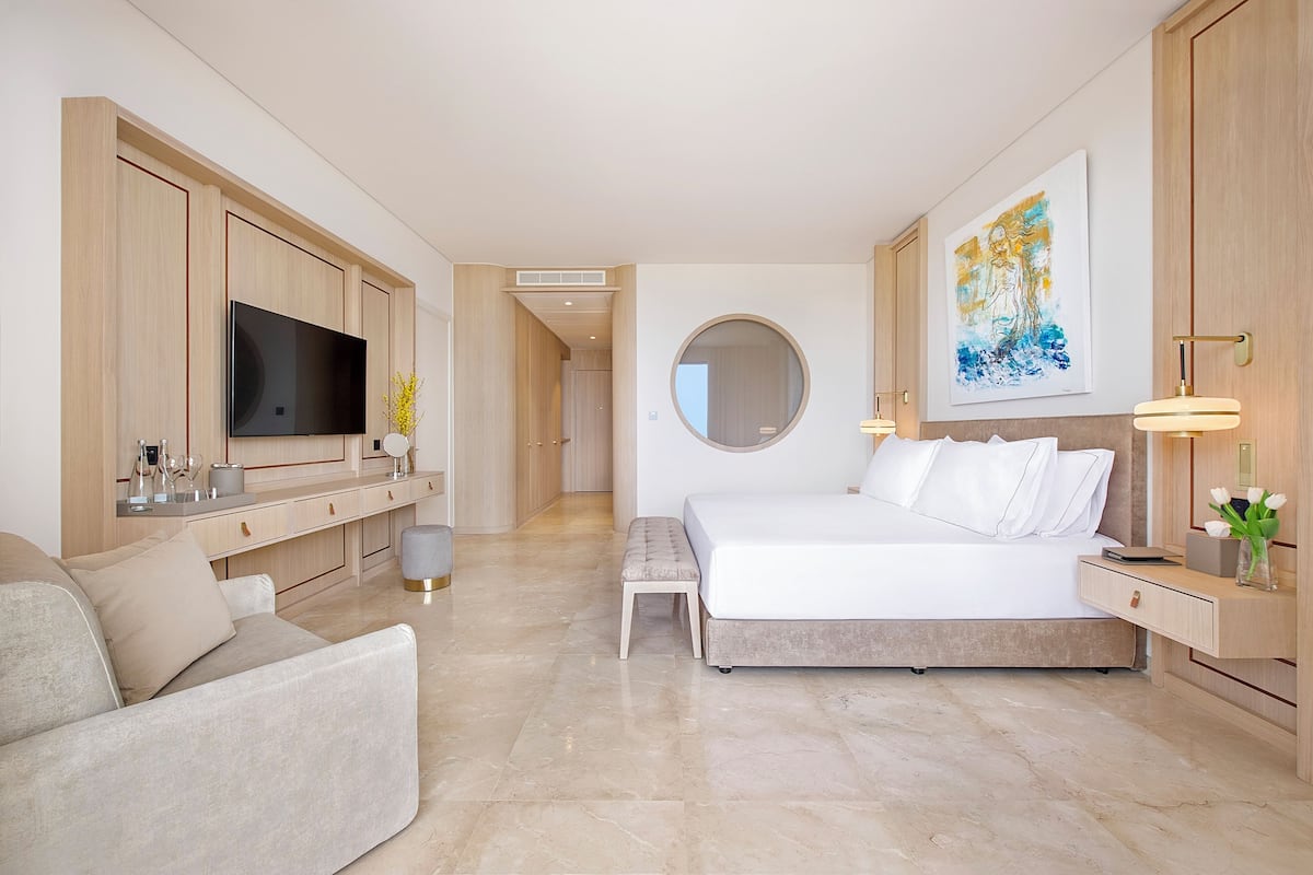 2 bedrooms, minibar, in-room safe, desk