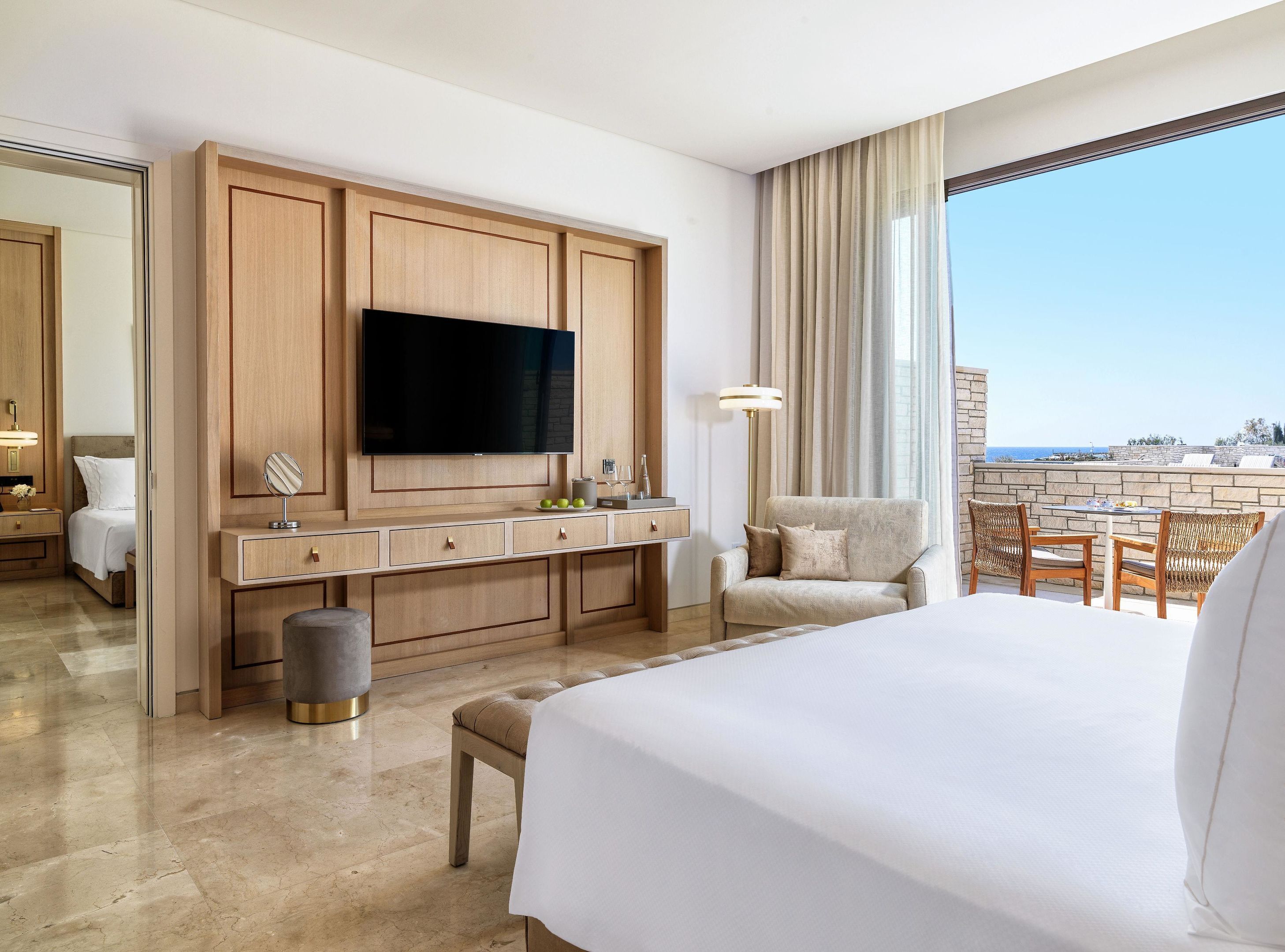 Kamer, 1 twee- of 2 eenpersoonsbedden | Een minibar, een kluis op de kamer, een bureau, geluiddichte muren