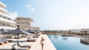 Una piscina techada, 3 piscinas al aire libre, sombrillas