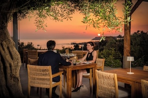 5 restaurants, breakfast, lunch, dinner served; Italian cuisine